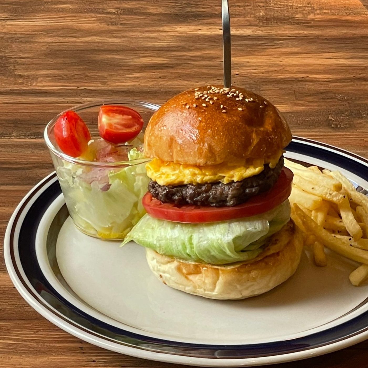 神戸】築100年のリノベ長屋にハンバーガーカフェ こだわりの『卵』は