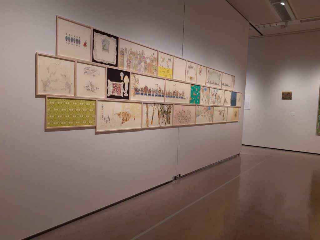 展示風景　『おうさまのおひっこし』2012年、鉛筆、水彩、油彩 / 紙、市立伊丹ミュージアム蔵(作家より寄託）