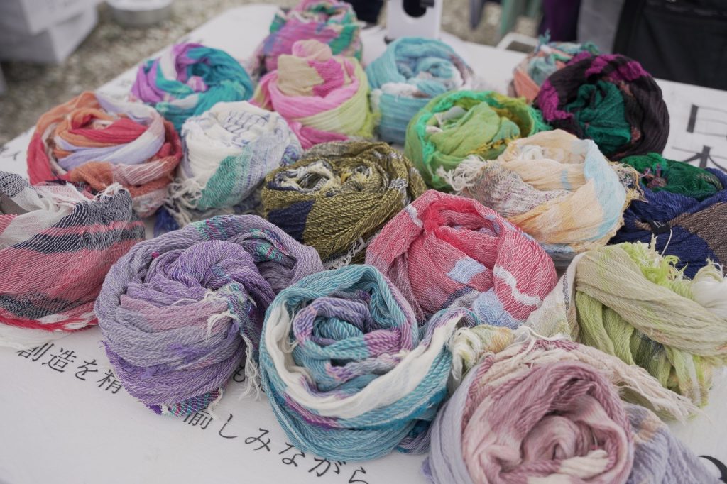 播州織は糸を先に染め、染め上がった糸で柄を織る「先染織物」国内70パーセント以上のシェア（画像提供：西脇市）