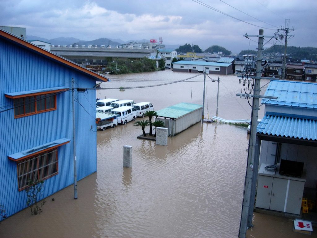 水害時の但馬米穀周辺の様子。工業団地一帯が浸水の被害を受け、水が胸元まできた会社もあったそう（提供：木村嘉男さん、但馬米穀本社2階から撮影）