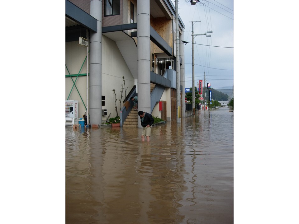 台風23号の水害時の但馬米穀本社前の様子。水位は最もひどい時でひざ上まで上がったという（提供：木村嘉男さん）