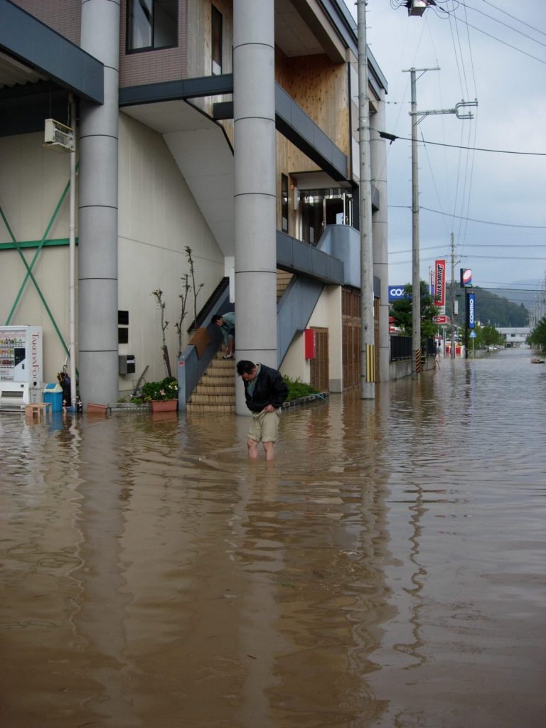 台風23号の水害時の但馬米穀本社前の様子。水位は最もひどい時でひざ上まで上がったという（提供：木村嘉男さん）