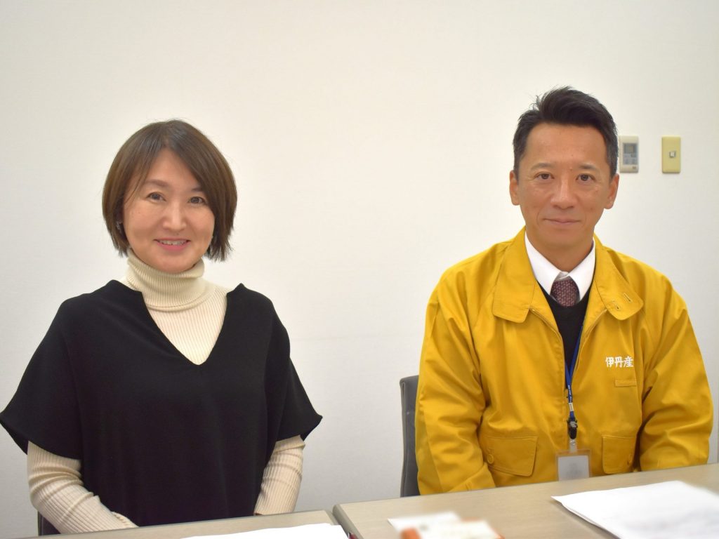 写真右：兵庫県LPガス協会・阪神支部長の金澤嘉彦さん、同左：聞き手の田名部真理氏（ラジオ関西パーソナリティ）