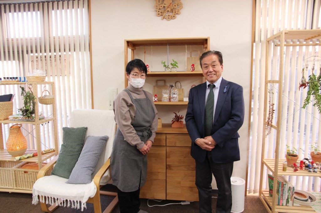 「オレイユ」の濱之上陽子さん（写真左）、ラジオ関西パーソナリティの三上公也氏