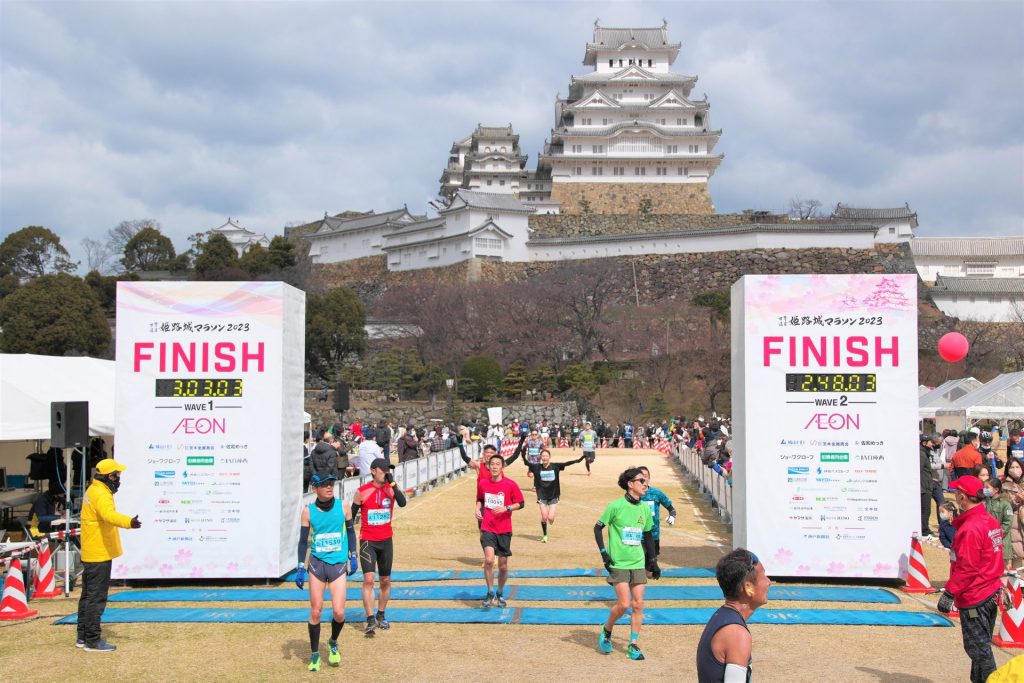 2023年大会の様子。幅広い年齢層のランナーが、ゴールの姫路城を目指して駆け抜ける（提供：姫路城マラソン実行委員会）