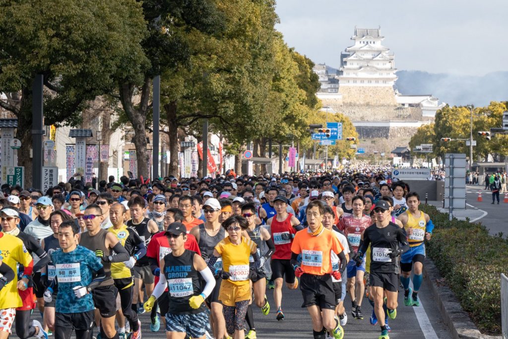 2023年大会の様子。今大会では沿道での応援や飲食物の提供などが復活。（提供：姫路城マラソン実行委員会）