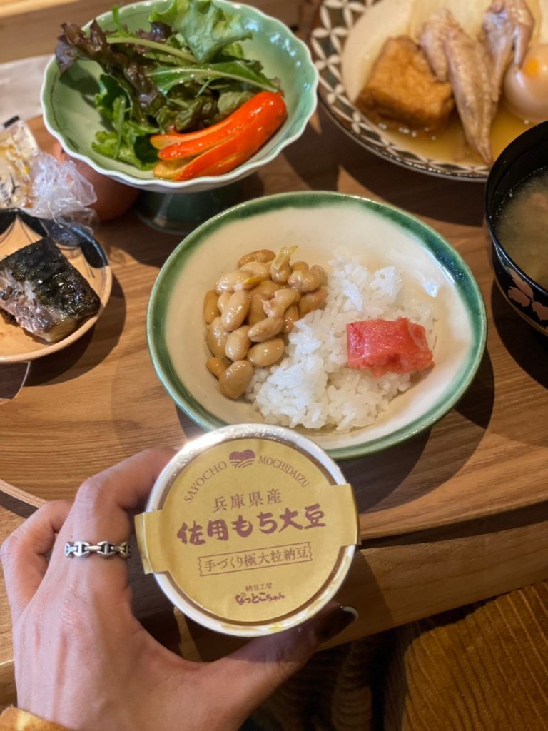 納豆やのり、たらこなど”ご飯のおとも”も豊富（画像：Instagramウラリエ/神戸@urarie83）
