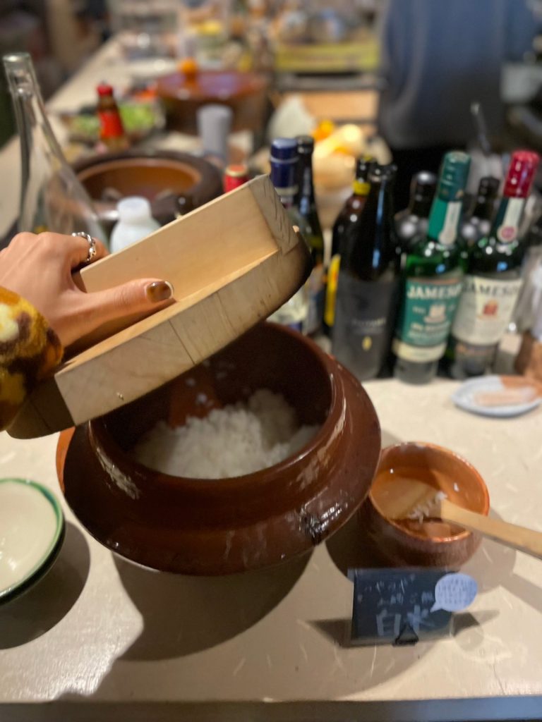 居酒屋営業でも人気の土鍋ご飯（画像：Instagramウラリエ/神戸@urarie83）