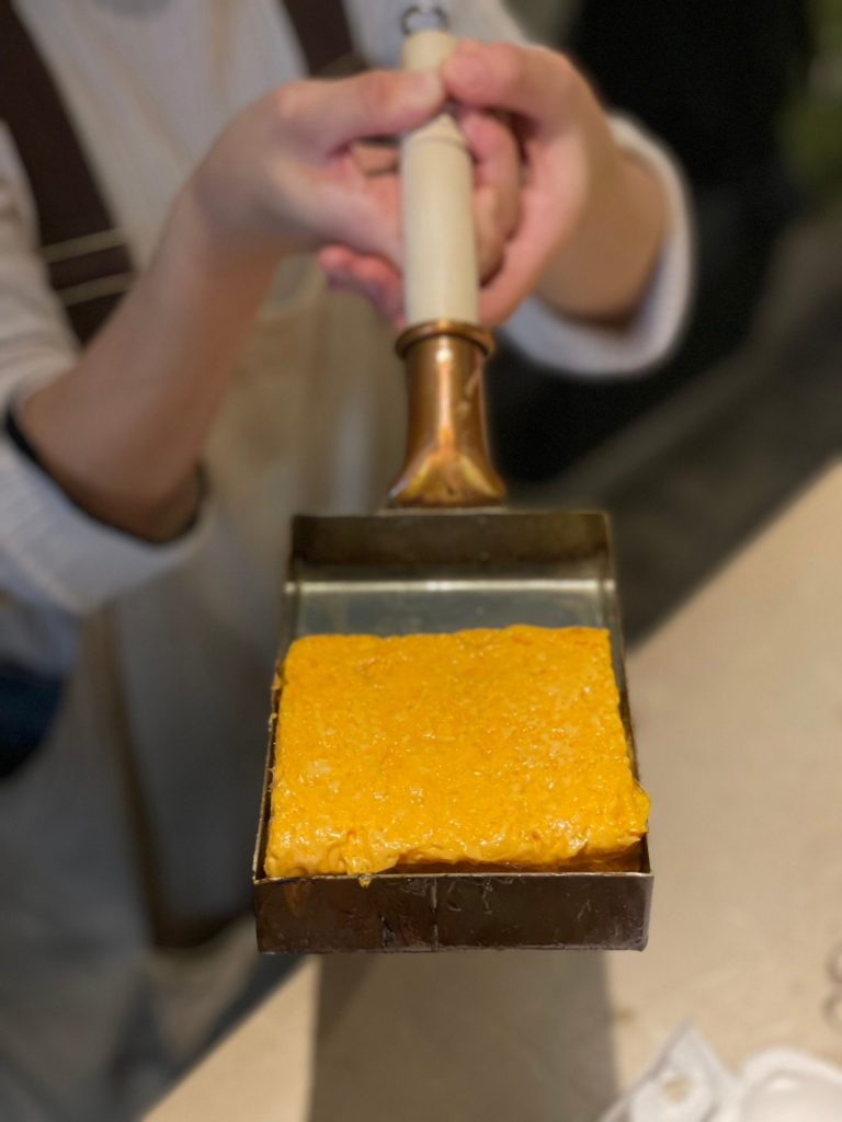 目の前で焼いてもらえる出汁巻き玉子（画像：Instagramウラリエ/神戸@urarie83）