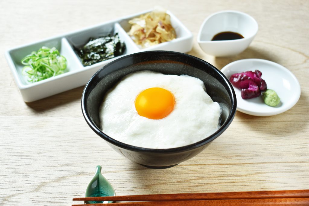 山の芋とろろご飯。淡路産のもみじ玉子と明石海苔で（提供：兵庫県）