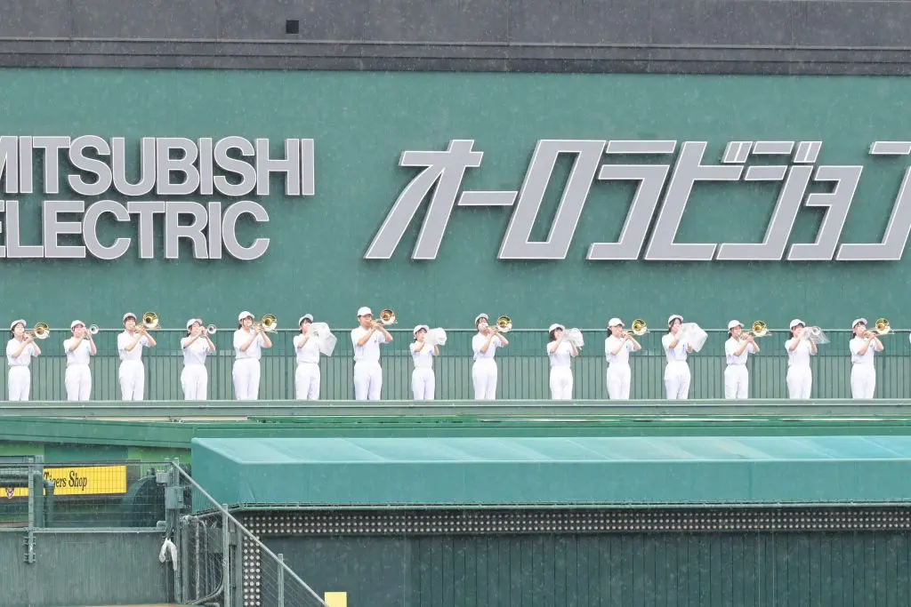 2022年、甲子園球場でファンファーレを奏でる様子(提供:市立尼崎高校吹奏楽部)