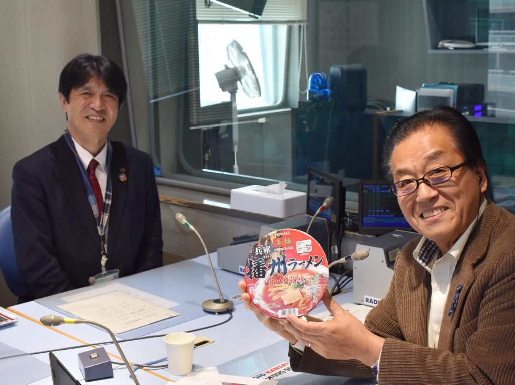 「播州ラーメン」はカップ麺にもなって、全国で販売されている。「香港でも売っていたと聞いた」と、片山市長（左：西脇市・片山市長　右：番組パーソナリティ　三上公也）