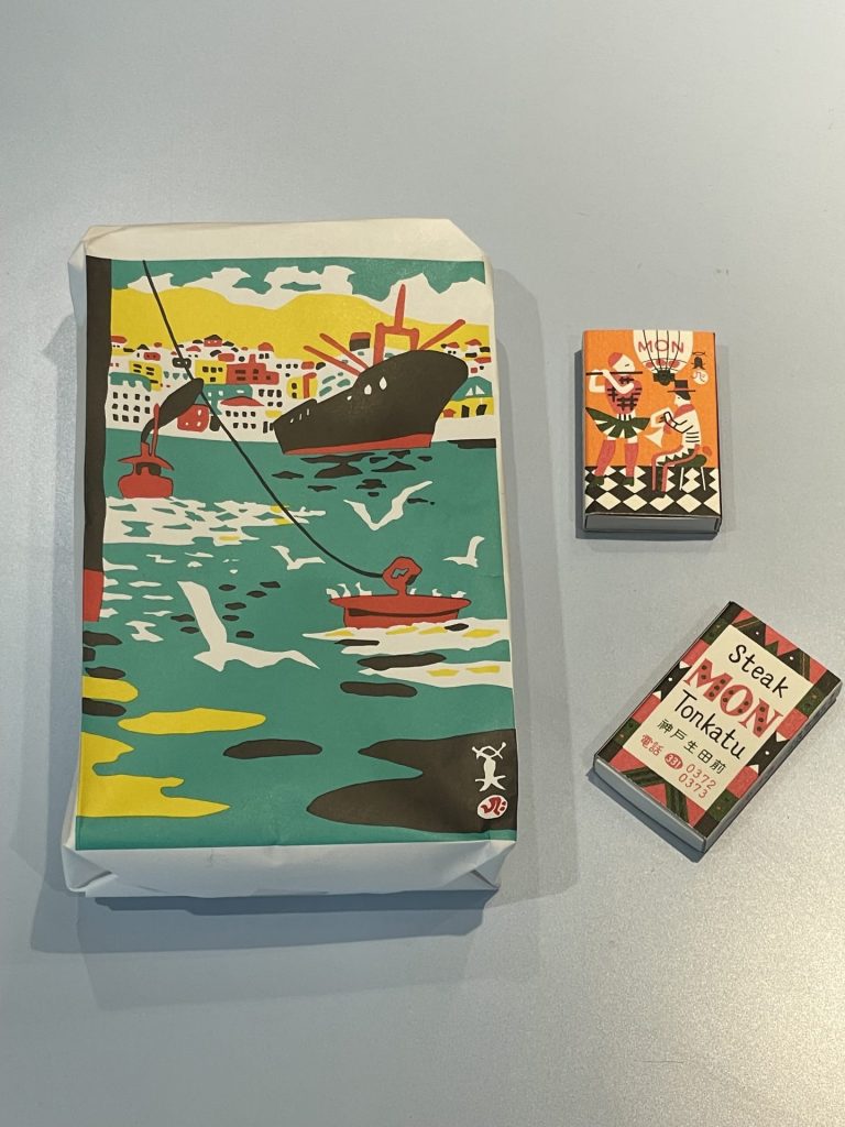 包装紙やマッチ箱は、版画家・川西英さんがデザインしたもの（画像：Instagramウラリエ/神戸@urarie83）