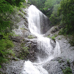 福崎町田口にある「名種（なぐさ）の滝」　雄滝・雌滝、以下48滝あるといわれている（画像提供：福崎町）