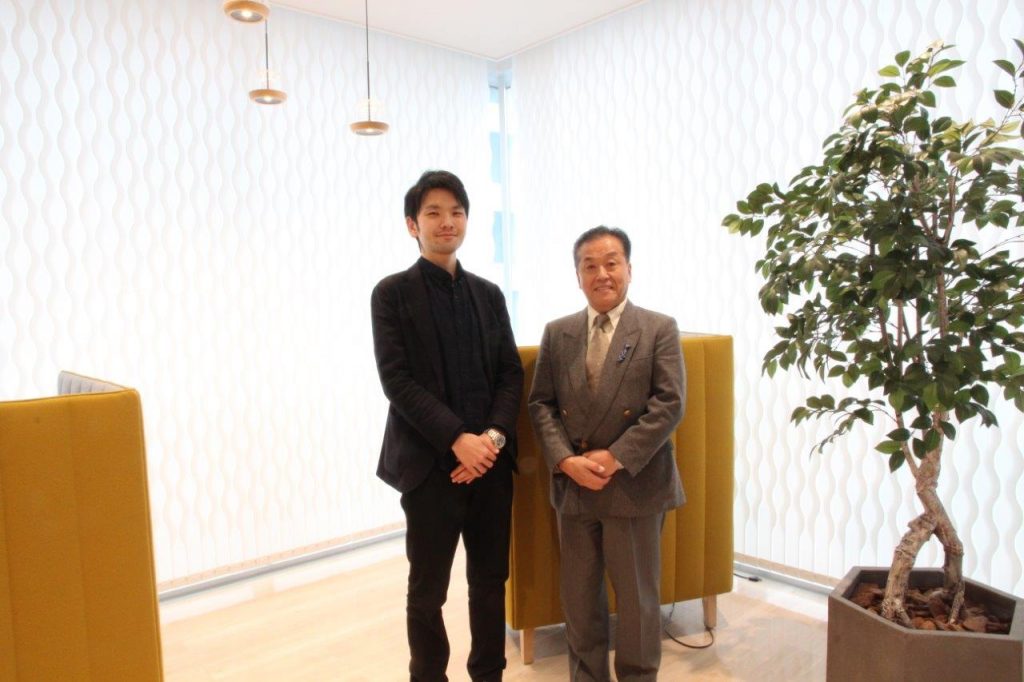 株式会社TearExo（神戸市灘区）、代表取締役の堀川諒さん（写真左）、ラジオ関西パーソナリティの三上公也氏