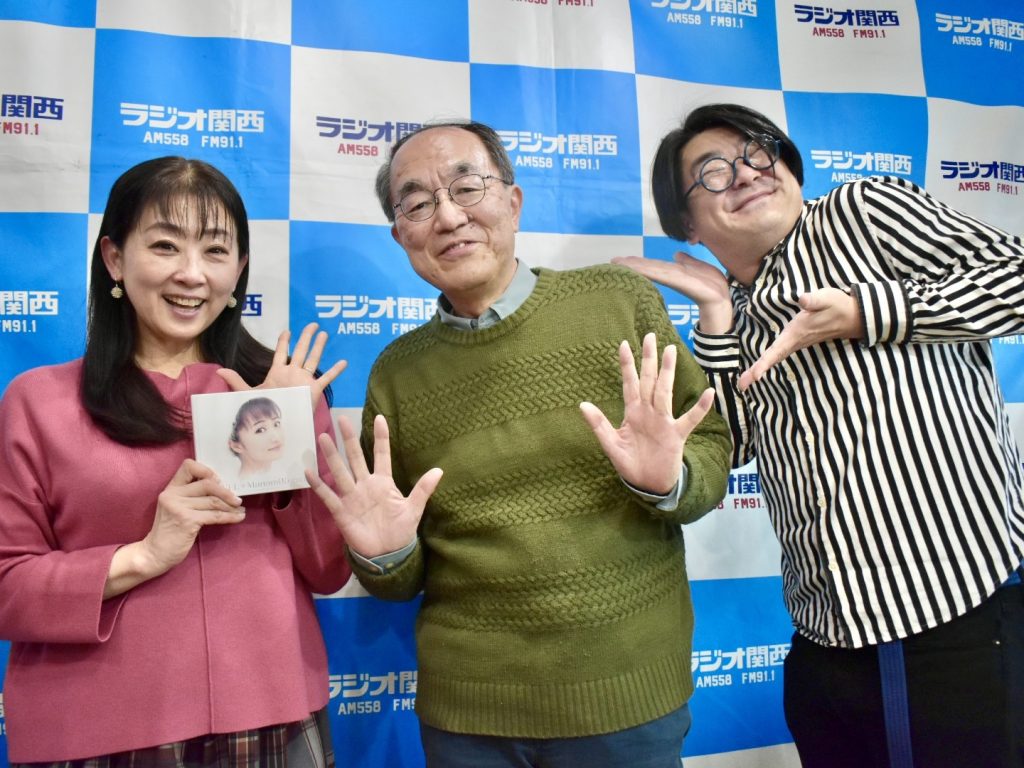 写真中央：岩崎和夫さん、左：南かおりさん、右：ムサさん（ワタナベフラワー）