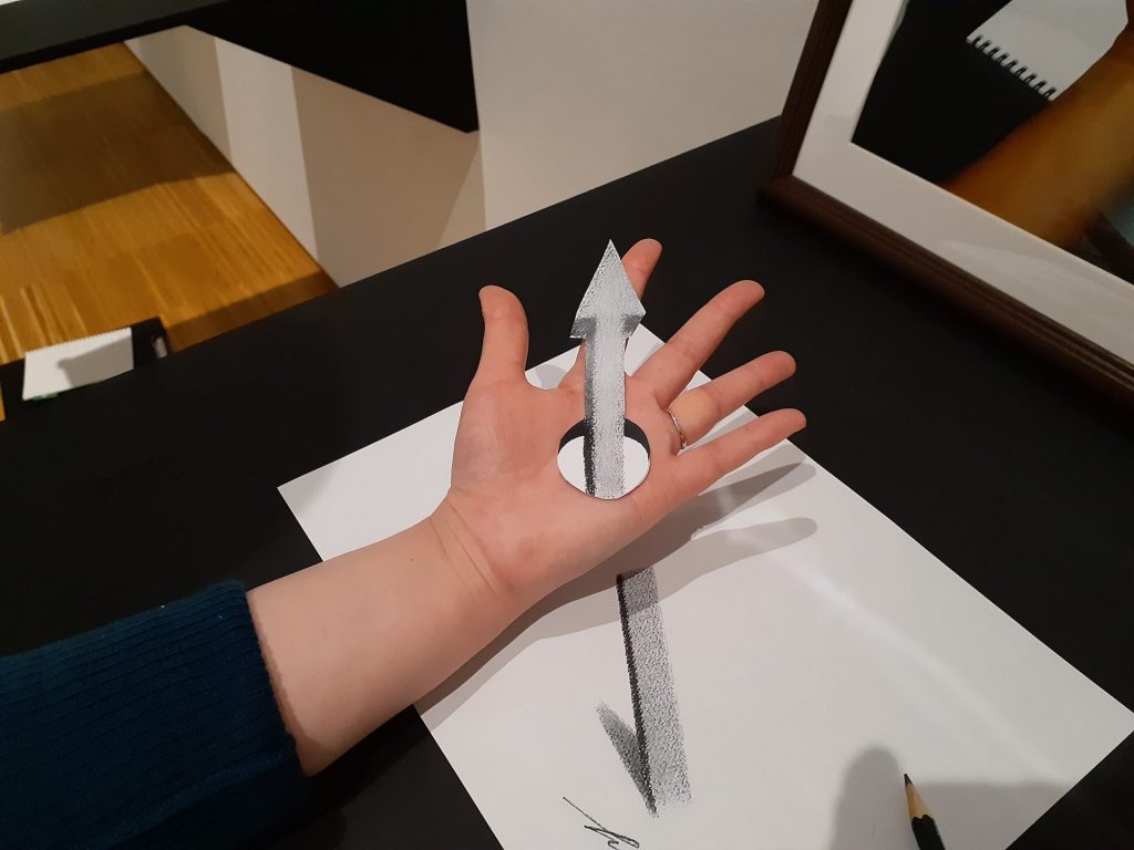 『手のひらを貫通する矢印 No.1』2019年