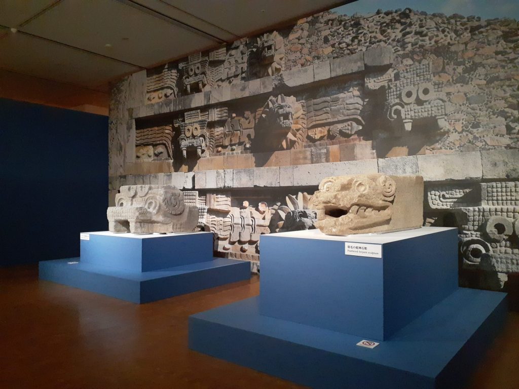 展示風景　左：「シパクトリ神の頭飾り石彫」　右：「羽毛の蛇神石彫」　