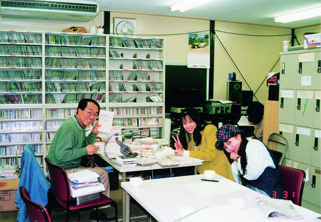右手前：小森まなみさん、奥左：岩崎和夫さん、同右：南かおりさん（1995年3月31日　神戸・須磨のラジオ関西仮設局舎にて）
