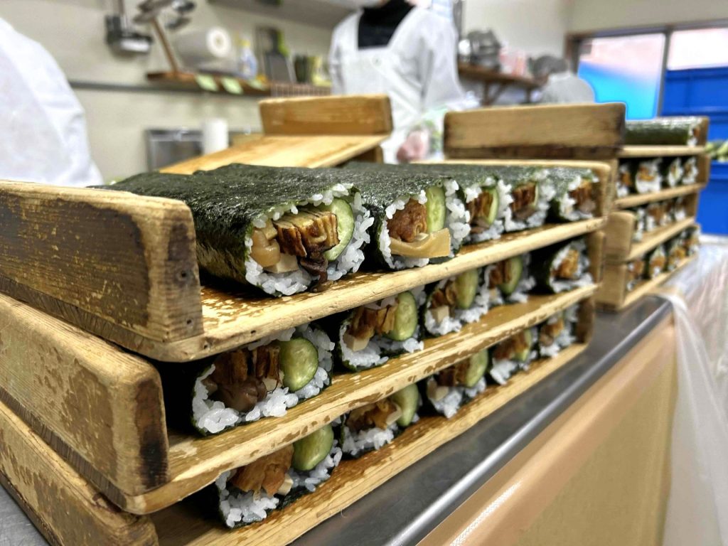 巻きずし作りがピーク　「マイスター工房八千代」（兵庫県・多可町）
