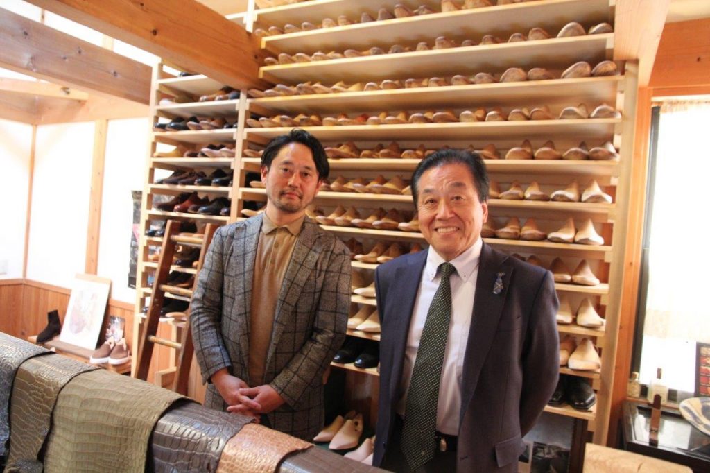 「スピーゴラ」（神戸市長田区）の代表を務める鈴木幸次さん（写真左）、ラジオ関西パーソナリティの三上公也氏