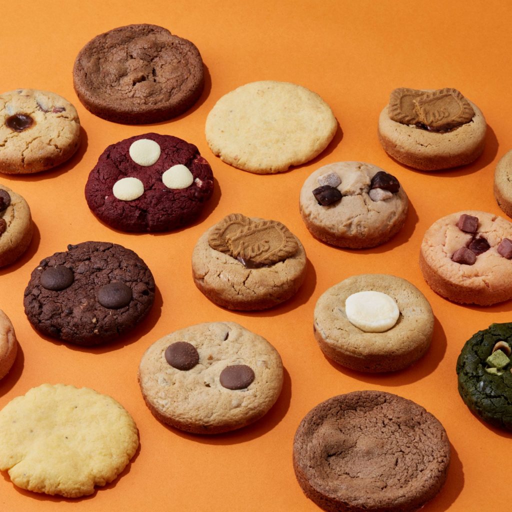 「ABCDEFG～タケシとQUONのお菓子な関係～」ソフトクッキー（1枚）443円から、クッキー＆ソフトクリーム（1個）843円