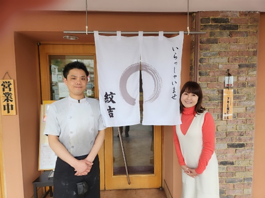 「とんかつ紋吉」（神戸市西区）の店主・江頭俊昭さん（写真左）とレポーターの嵐みずえ（同右）