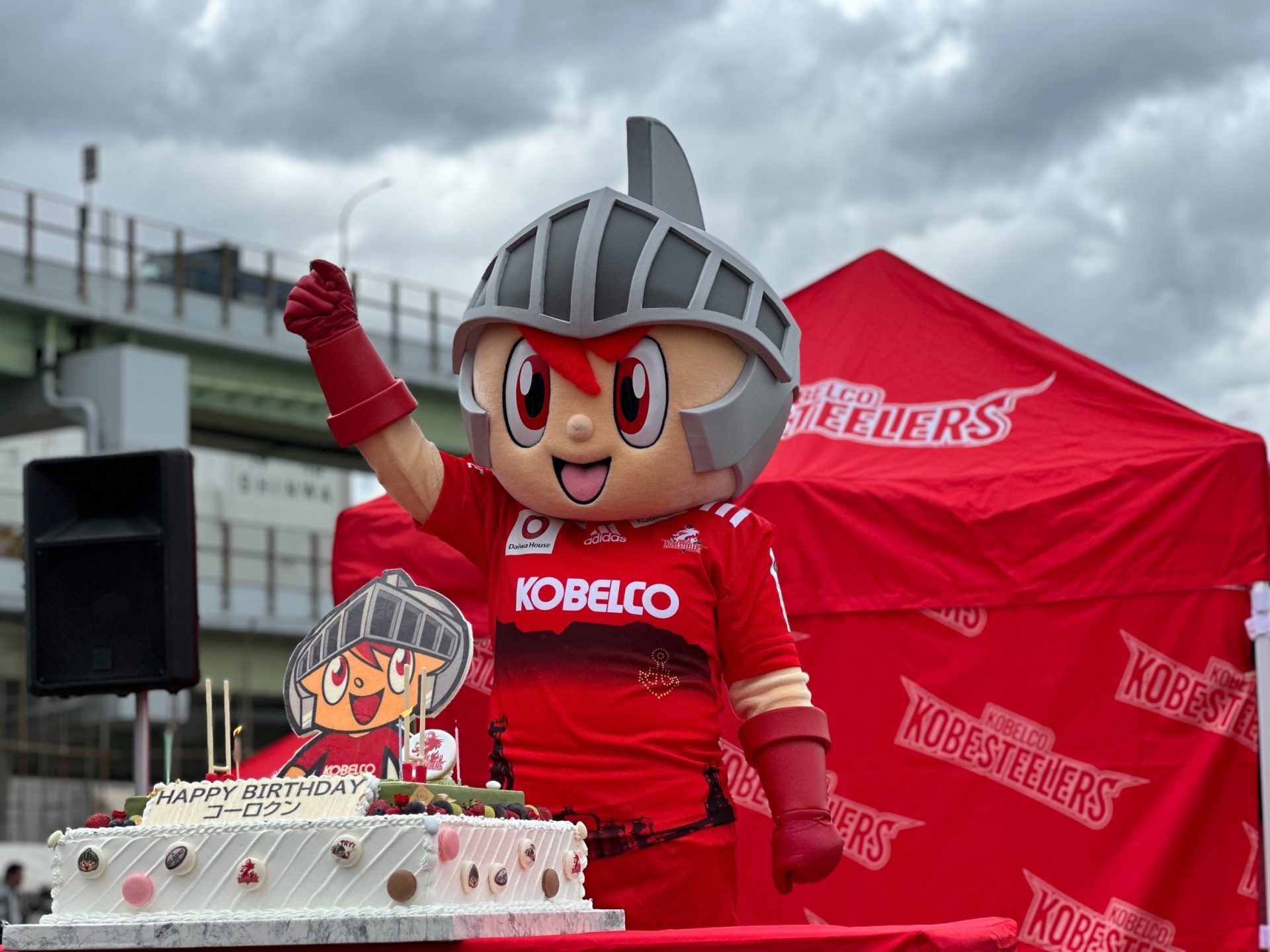 「Kすてっき!!」を持つコーロクン © KOBE STEEL, LTD. ALL RIGHTS RESERVED.(画像提供:神戸製鋼所)