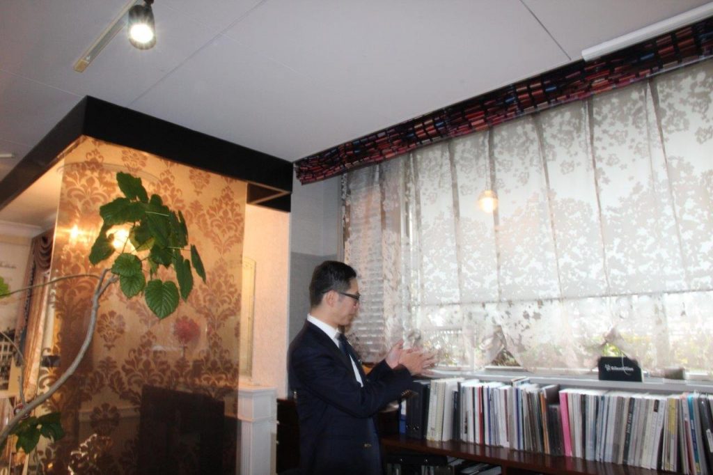 ロールスクリーンとレースカーテンの組み合わせ