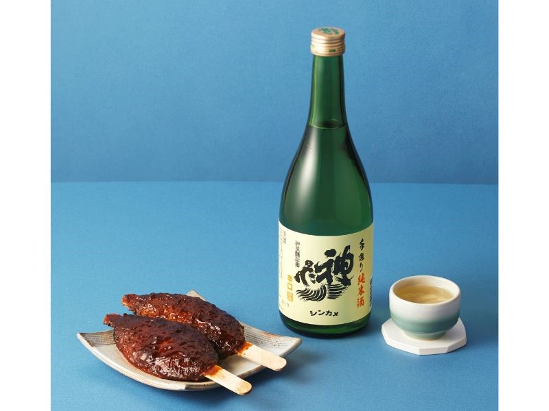 五平餅（1本292円）、神亀 純米清酒（1杯480円）