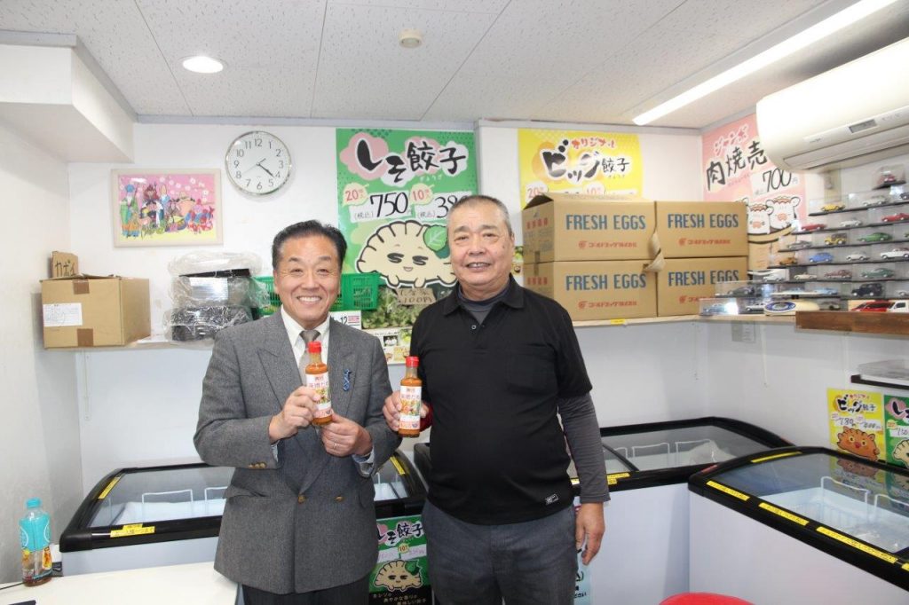 株式会社龍紋・代表取締役の出口豊昭さん（写真右）とラジオ関西パーソナリティの三上公也氏