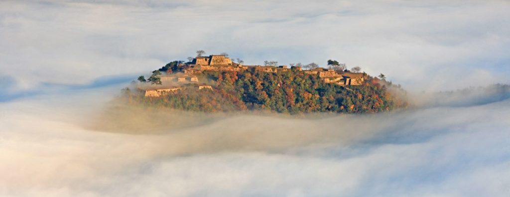 「天空の城」として人気の竹田城跡。嘉吉年間（1443年ごろ）に当時の但馬守護山名宗全が配下の太田垣氏に命じて築かせたのが始まりとされる（画像提供：朝来市）