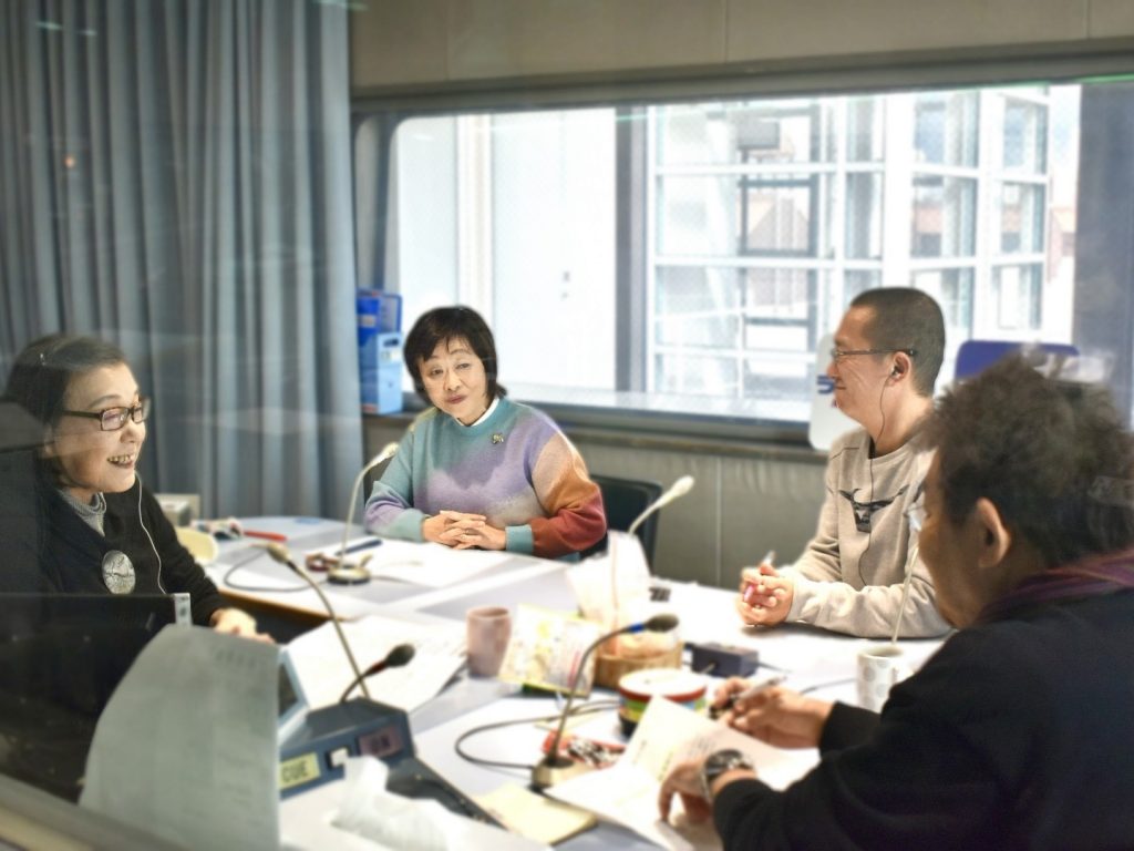生放送中の様子　写真左から2人目が増田明美さん、右手前：番組パーソナリティのばんばひろふみ、右から2人目：露の吉次、左：増井孝子