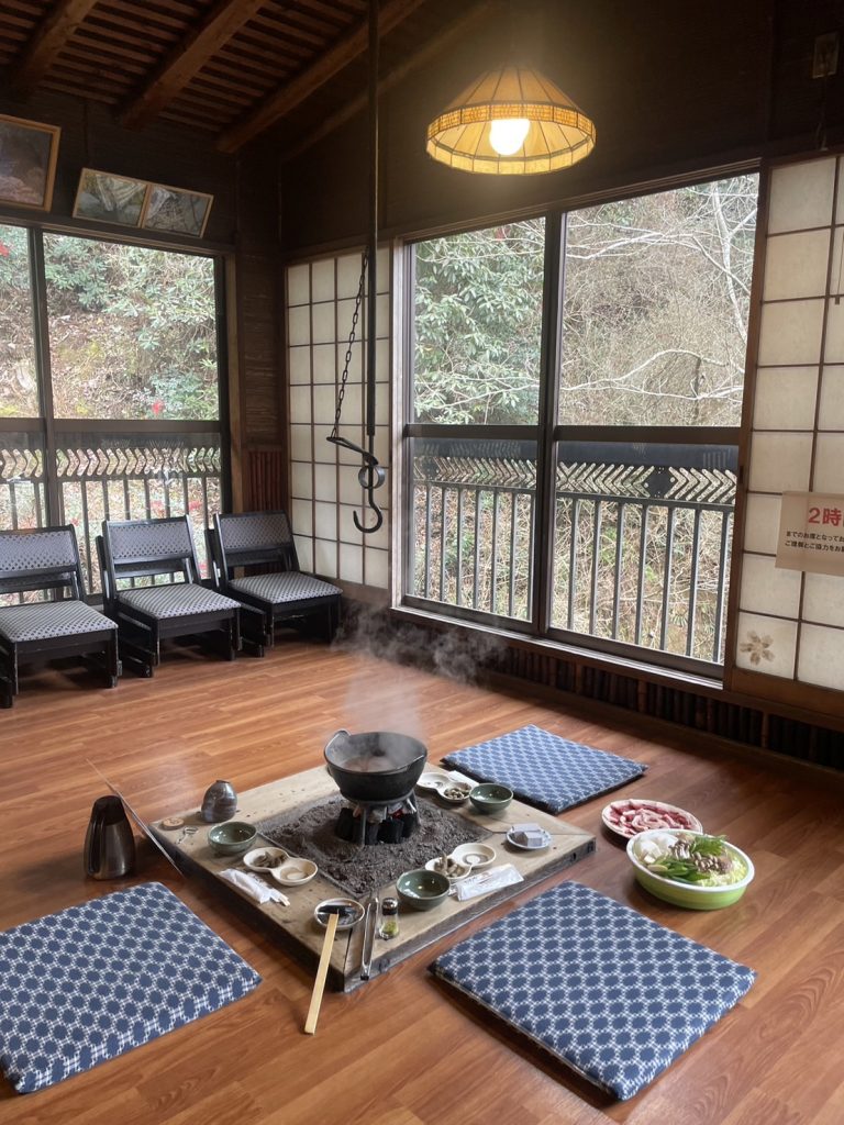 「丹波篠山囲炉裏料理 いわや」内観（画像：Instagramウラリエ/神戸@urarie83）