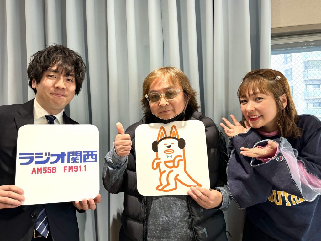 写真左から、春名優輝アナウンサー（ラジオ関西）、シンガーソングライター原田真二、近藤夏子