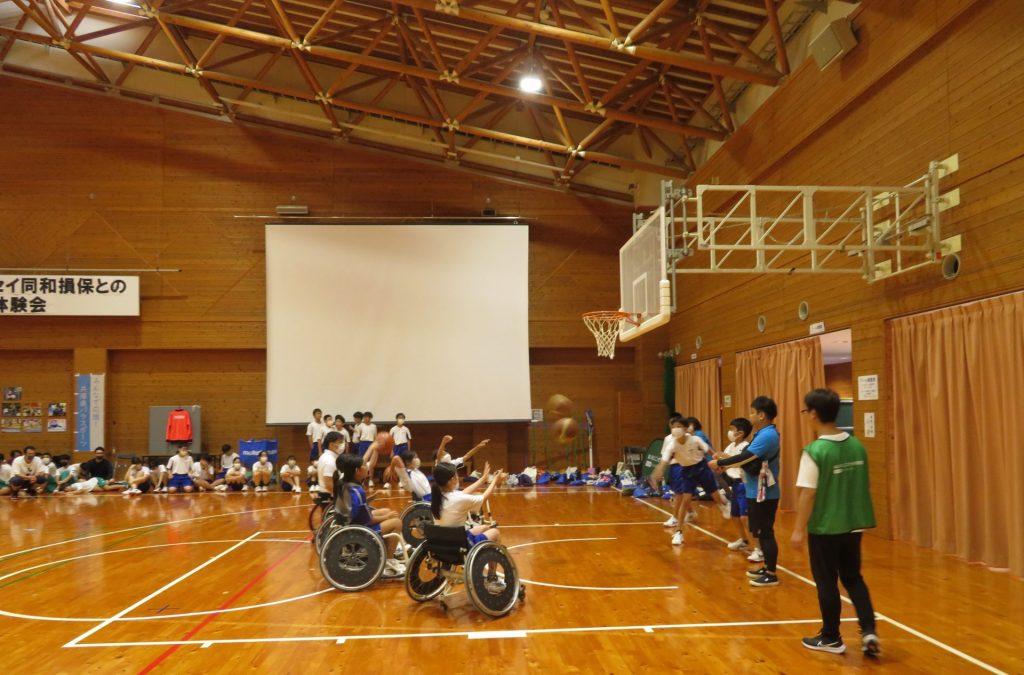 中学生の車椅子バスケ体験の様子（令和5年9月）（提供：兵庫県 ）