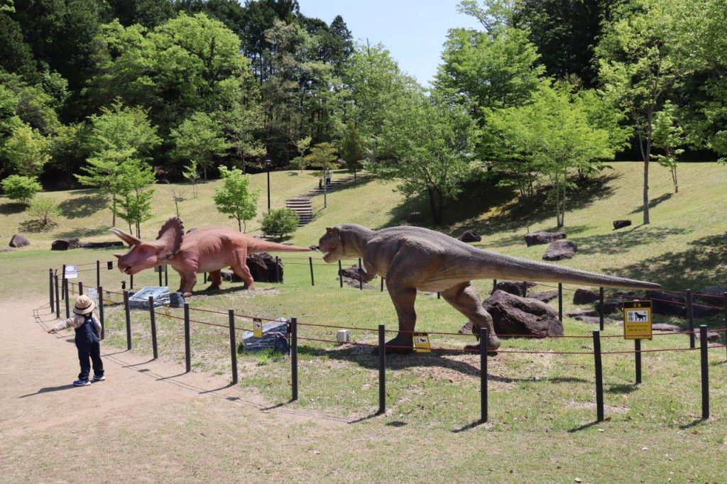 迫力のある鳴き声！　丹波並木道中央公園には大きな動く恐竜が2体も。（提供：兵庫県立丹波並木道中央公園）