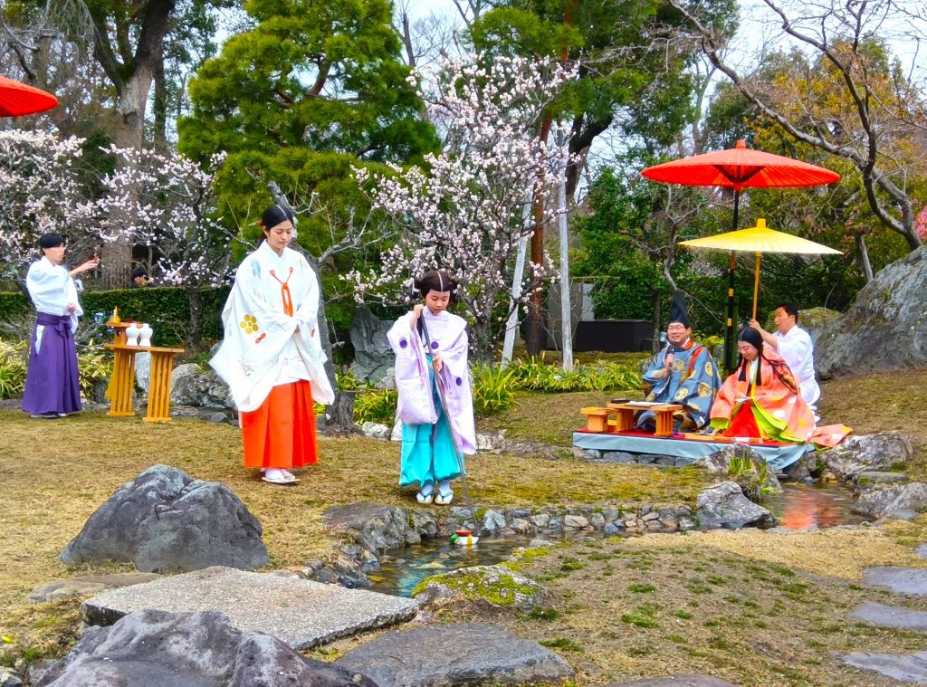 曲水の宴」平安貴族の歌遊び 再興15回、英語で“亡き母想い”漢詩を詠む