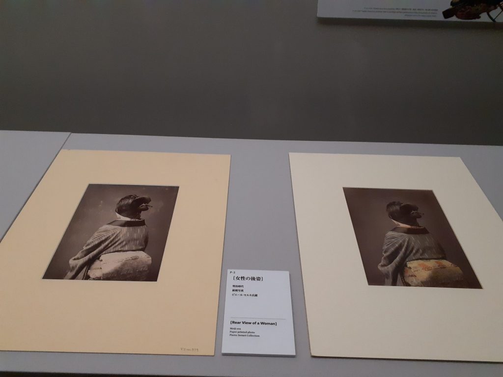 「〔女性の後姿〕」明治時代　ピエール・セルネ氏蔵（通期展示）　右側の作品全体に手彩色が施されている