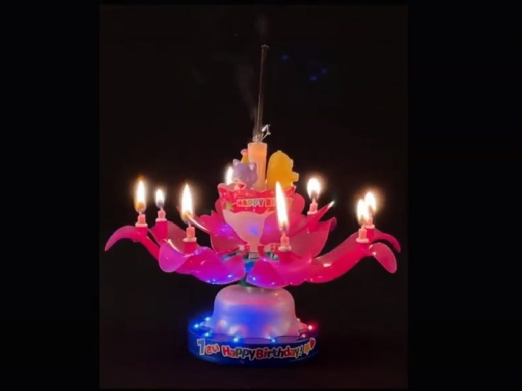 花火・ロウソク・音楽・LEDライトの盛りだくさんの演出で誕生日をお祝いするこのドリームキャンドル