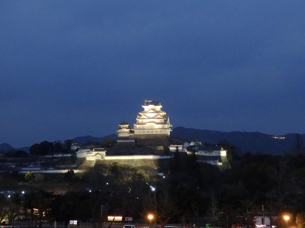 夜の闇に浮かぶ姫路城