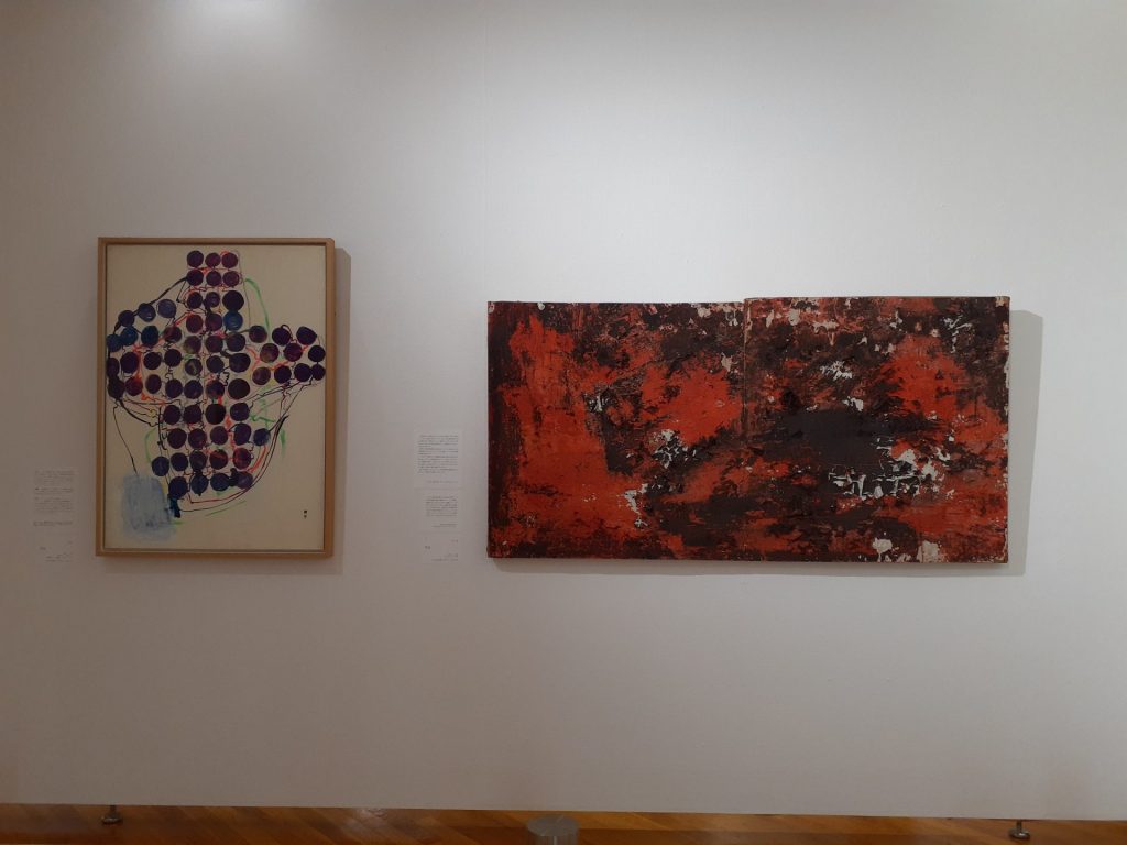 展示風景：「具体美術協会／芦屋」　左：田中敦子『作品』1957年　　右：村上三郎『作品』1957年