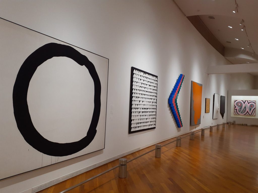 展示風景：「具体美術協会／芦屋」　左手前：吉原治良『白地に黒い円』1967年