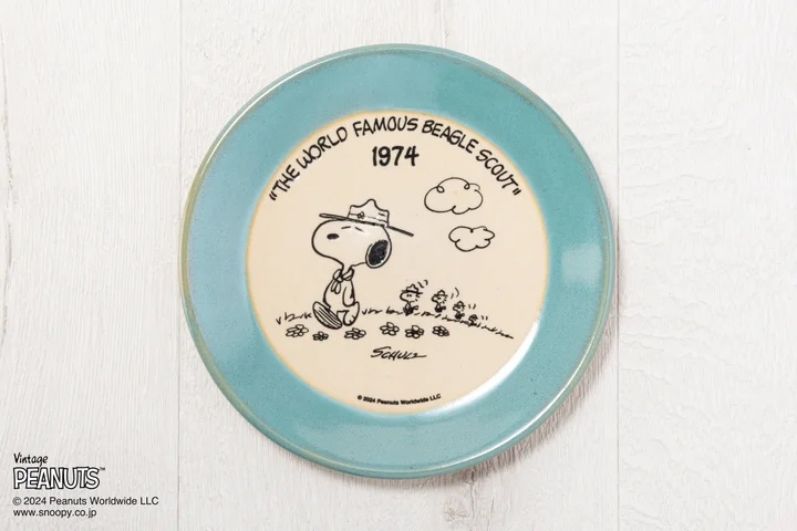 MASHICO プレート17cm PEANUTS [Beagle Scout 1974] ライトブルー（2640円）(C) 2024 Peanuts Worldwide LLC