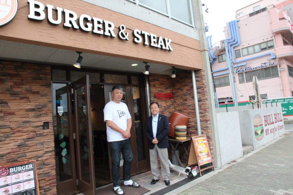 BURGER & STEAK BULL BULL（神戸市須磨区）のオーナー・呉本茂永さん（写真左）とラジオ関西パーソナリティの三上公也氏