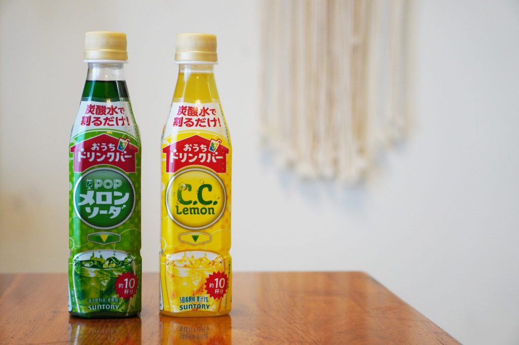 サントリーが発売した「おうちドリンクバー」シリーズ。濃縮タイプの「C.C.レモン」と「POPメロンソーダ」