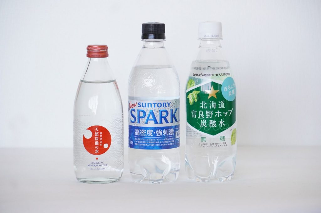 写真左から「奥会津金山 天然炭酸の水」、「北海道富良野ホップ炭酸水」、「サントリー天然水 SPARKLING」