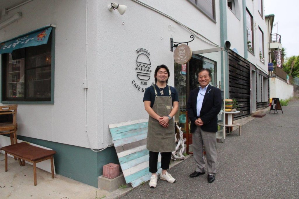 HIROMO BURGER（神戸市垂水区）のオーナー、下川裕之さん（写真左）とラジオ関西パーソナリティの三上公也氏