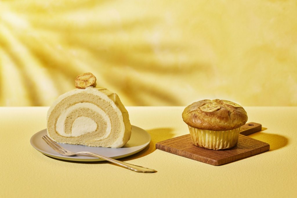 『バナナの米粉ロールケーキ』（左）『バナナの米粉マフィン』（右）※画像はイメージです