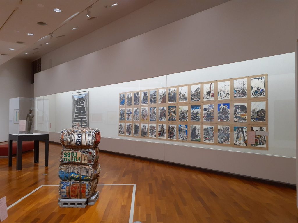 展示風景：「アプローチ！ーアーティストに学ぶ世界のみかた」 　　　左：堀尾貞治『震災風景』1995年　右：三島喜美代『Package-88-s』1988年